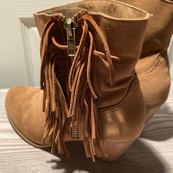 Women’s size 7 rampage tan booties with fringe - Picture 4 of 6